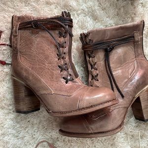 Freebird Bailey taupe bootie